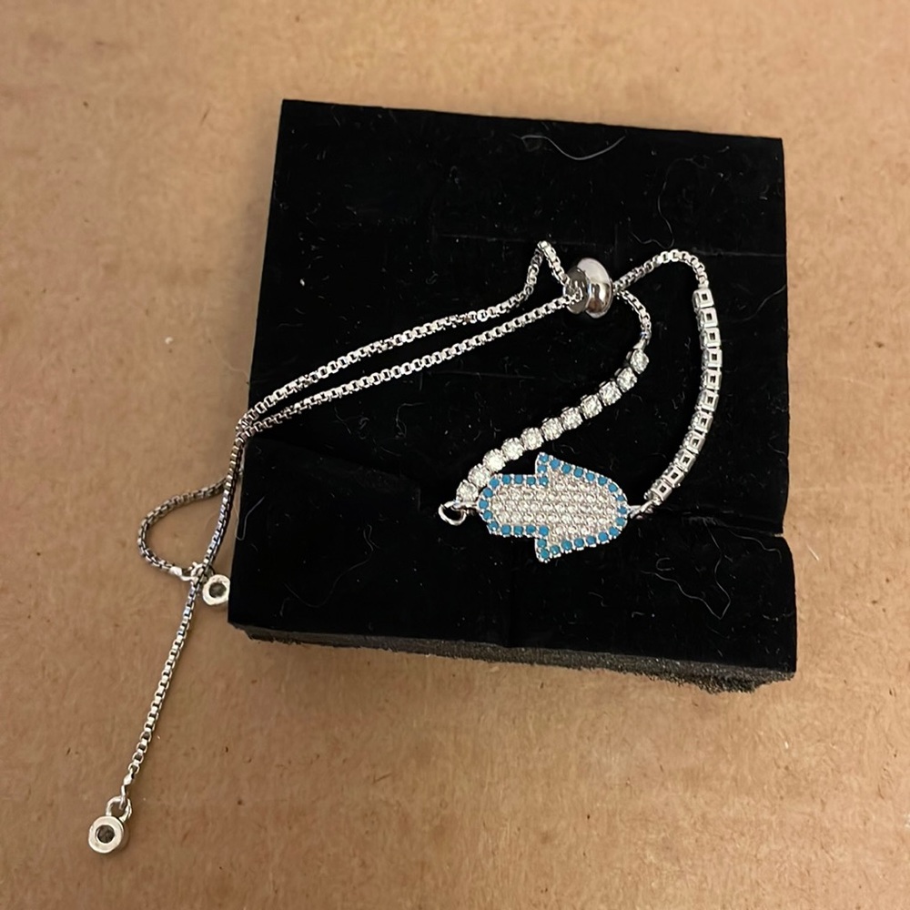 Lady’s fashion bracelet